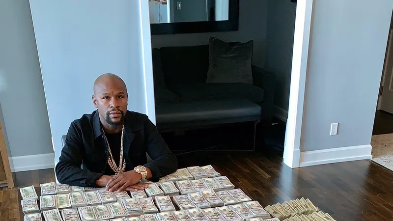 "Money" Mayweather khoe 2 triệu USD tiền mặt trên bàn