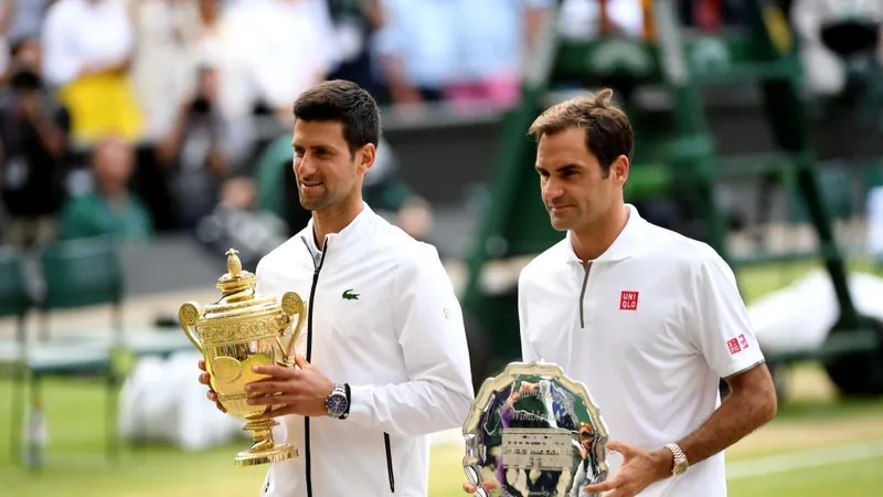 Djokovic và Federer trên bục nhận giải thưởng ở chung kết Wimbledon 2019