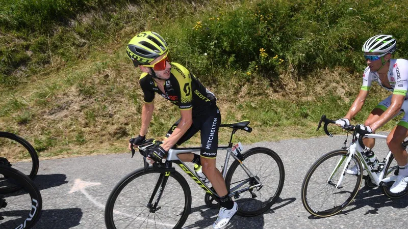 Adam Yates kiệt sức trên đường đèo