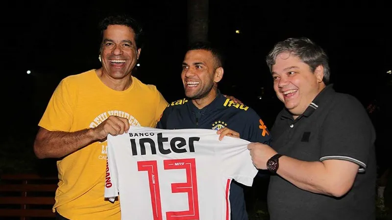 Dani Alves sẽ khoác áo Sao Paulo từ mùa này