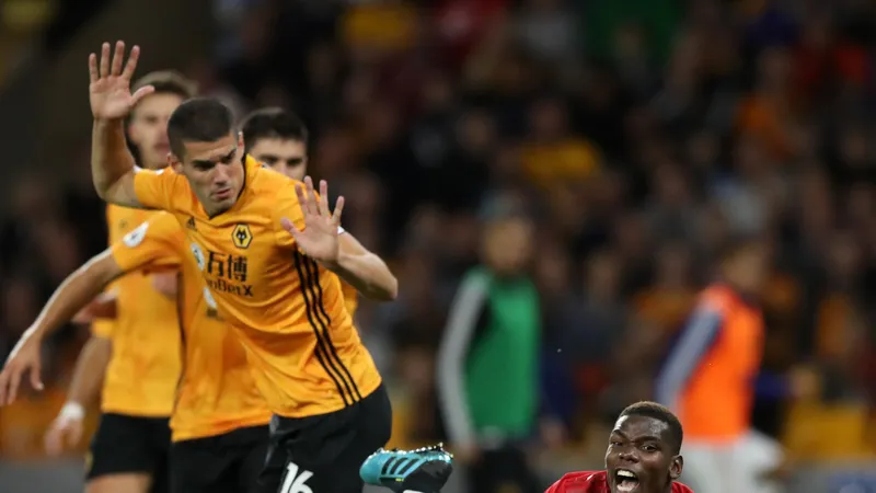 Pogba tự giúp MU kiếm phạt đền, và cũng tự sút bay cơ hội đó