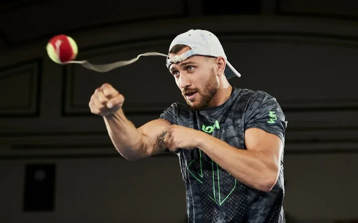 Lomachenko điêu luyện luyện quyền với bóng quần