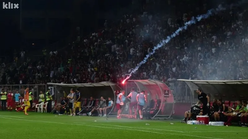 CĐV của FK Sarajevo ném pháo sáng xuống sân