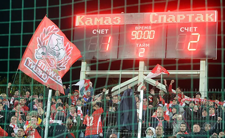 CĐV Spartak trên khán đài SVĐ KAMAZ