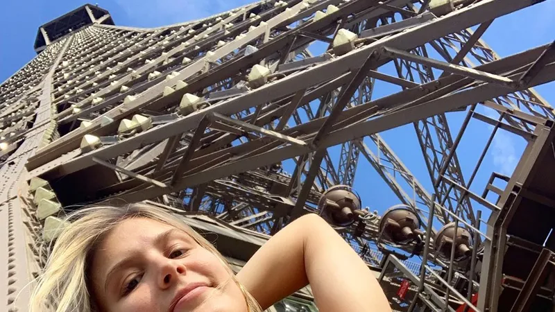 Bouchard giờ chỉ chăm đăng ảnh trên Instagram, chứ đánh đấm cái gì