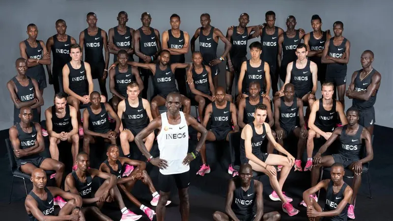 Kipchoge và những người hỗ trợ anh