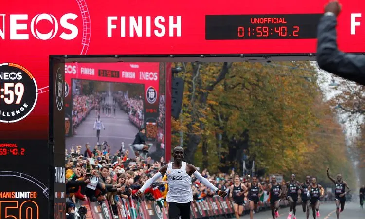 Kipchoge băng qua cổng chào và làm nên lịch sử