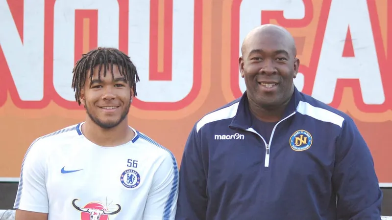Reece James và cha của mình, ông Nigel James