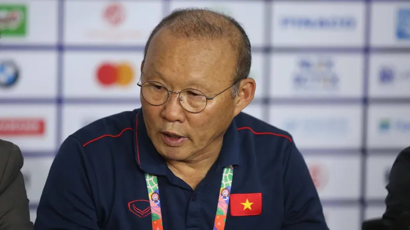"Thầy" Park trong buổi họp báo tối 3-12