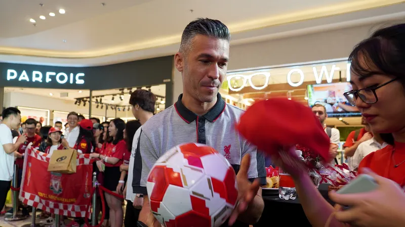 Luis Garcia giao lưu cùng người hâm mộ (Ảnh: HK)