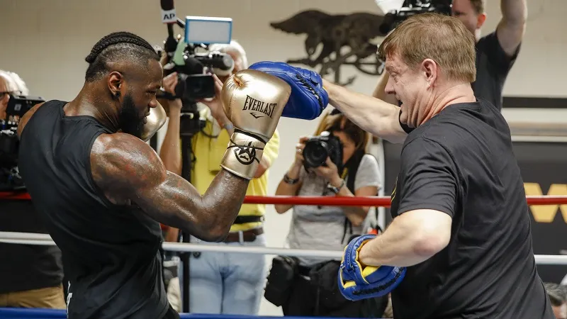 Thầy trò Wilder - Deas đang luyện quyền, nhưng Wilder vẫn bị Bob Arum chê bai