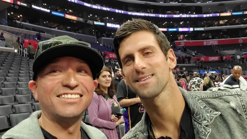 Djokovic giao lưu với khán giả khi dự khán một trận NBA