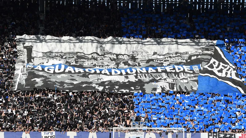 Rất đông khán giả đến xem trận Atalanta - Valencia hôm 19-2