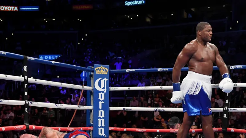 Kauffman từng bị King Kong đấm knock-out, nhưng anh không được thua trong trận đấu này