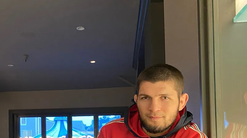 Khabib tươi tỉnh uống cà phê