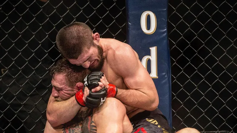 Tấm hình kinh điển của Anthony Causi - khoảnh khắc Khabib siết cổ McGregor