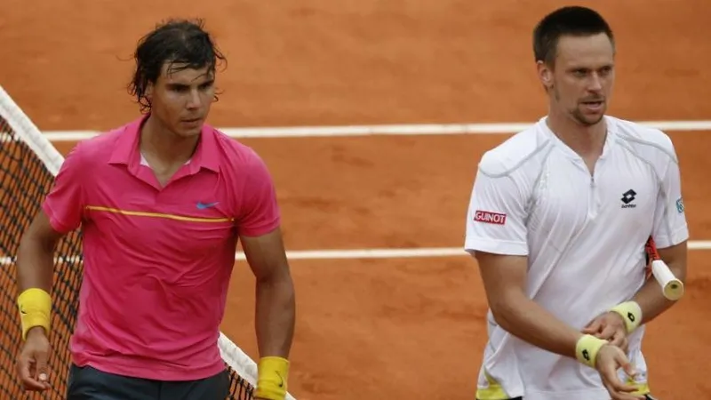 Soderling (áo trắng) sau chiến thắng kinh điển trước Nadal ở Rolang Garros 2009