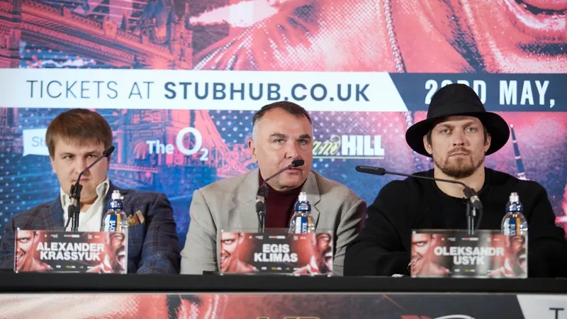 Usyk (phải) và ông bầu Krassyuk (trái)