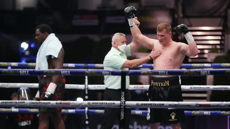Povetkin ăn mừng chiến thắng