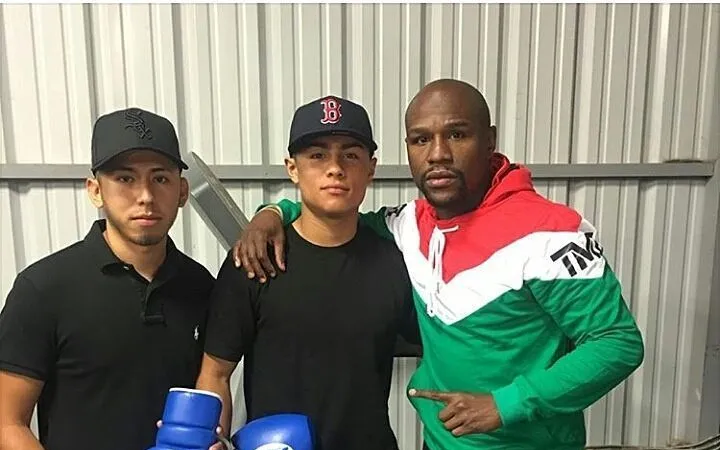 Danny Gonzalez (giữa) và Mayweather