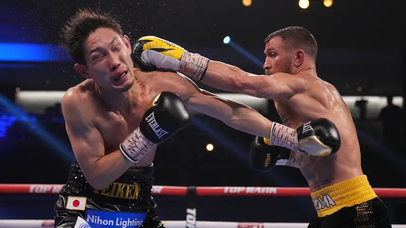 Lomachenko đấm trúng mặt Nakatani