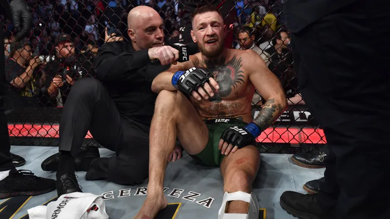 McGregor gãy cổ chân trái