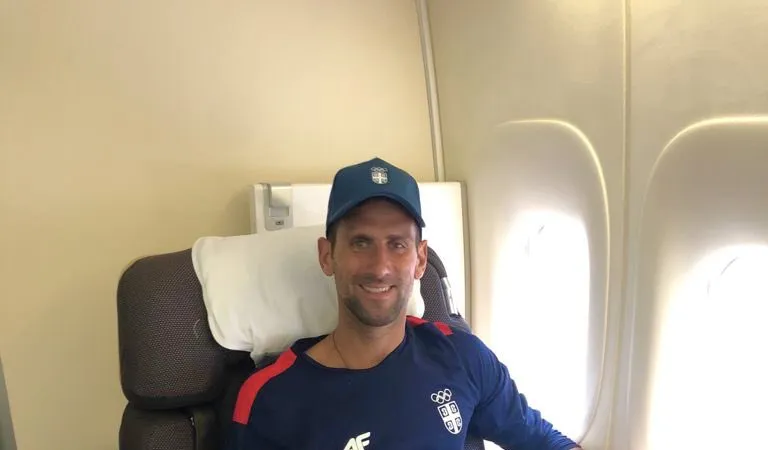 Djokovic trên chuyến bay đến Tokyo