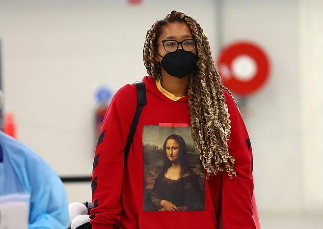 Naomi Osaka mặc chiếc áo Mona Lisa tại phi trường ở Melbourne