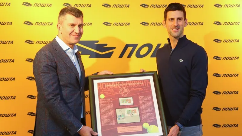 Djokovic trong buổi giới thiệu con tem in hình chính bản thân anh