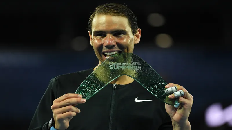 Nadal tìm lại thói quen "cắn cúp"
