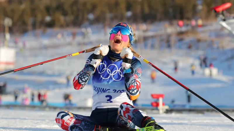 Therese Johaug ăn mừng chiến thắng ở đích đến