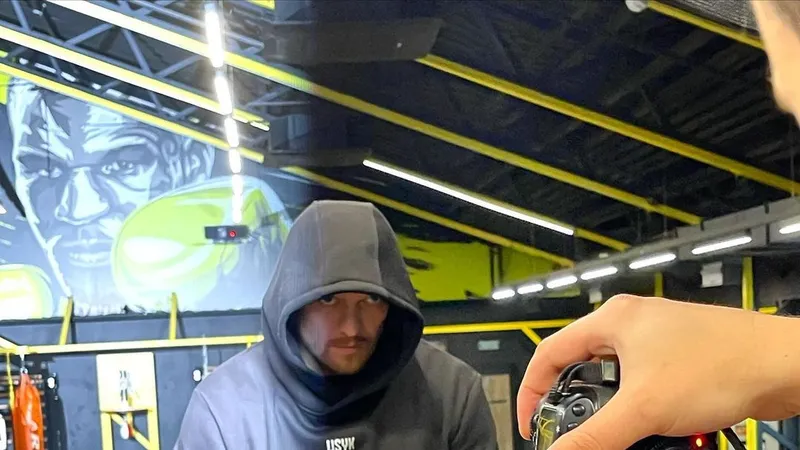 Usyk không hề chạy trốn, vẫn đang tập luyện tại Ukraine