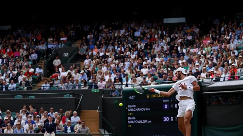 Khachanov ở Wimbledon 2021, năm nay anh bị cấm cửa