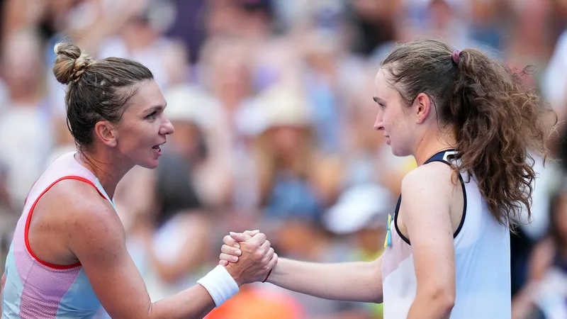 Halep (trái) sau trận thua bất ngờ trước Snigur ở US Open