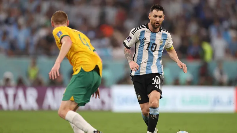 Messi khiêu vũ với quả bóng trong trận thắng Australia