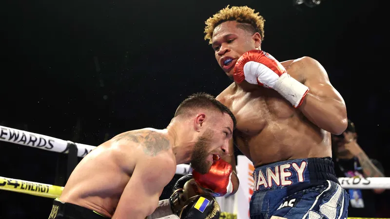 Lomachenko hụp người trong một pha cận chiến với Haney