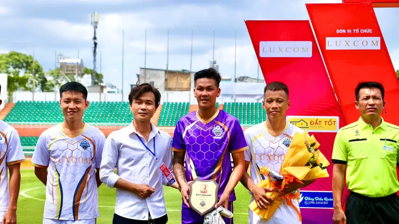 Trước trận khai mạc giải