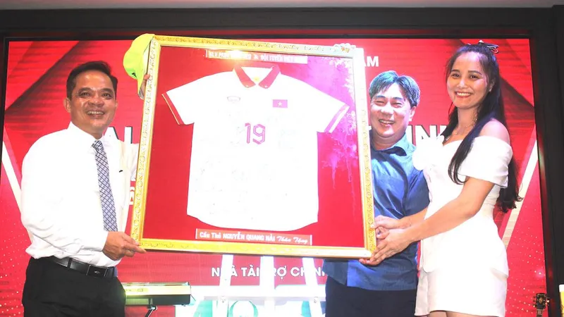 Áo đấu của Quang Hải được mang đấu giá trong đêm Gala trao phần thưởng. Ảnh: THANH ĐÌNH