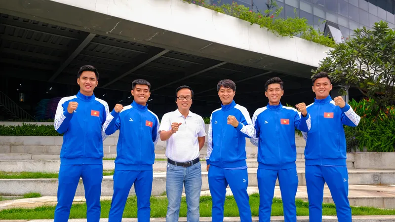Tiến sĩ Võ Văn Tuấn (áo trắng) và các thành viên của Trường Đại học Văn Lang tham gia Đội tuyển Sinh viên Việt Nam. Ảnh: THANH ĐÌNH
