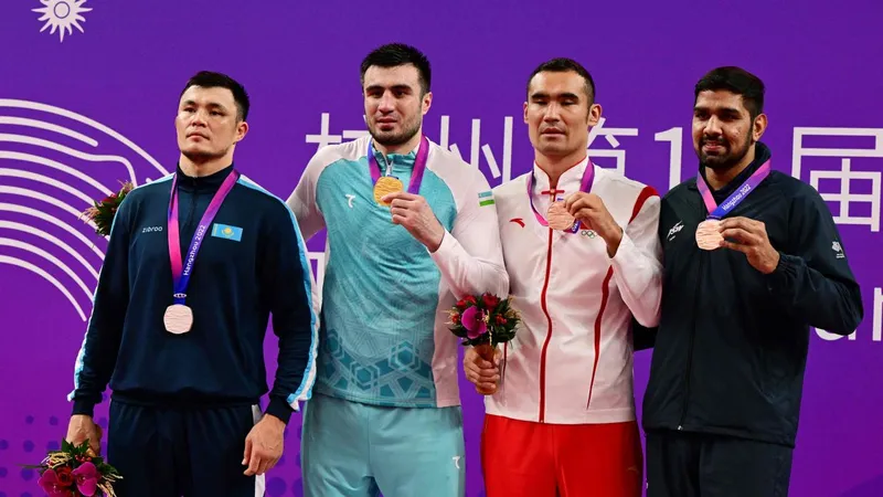 Jalolov (áo xanh) giành HCV
