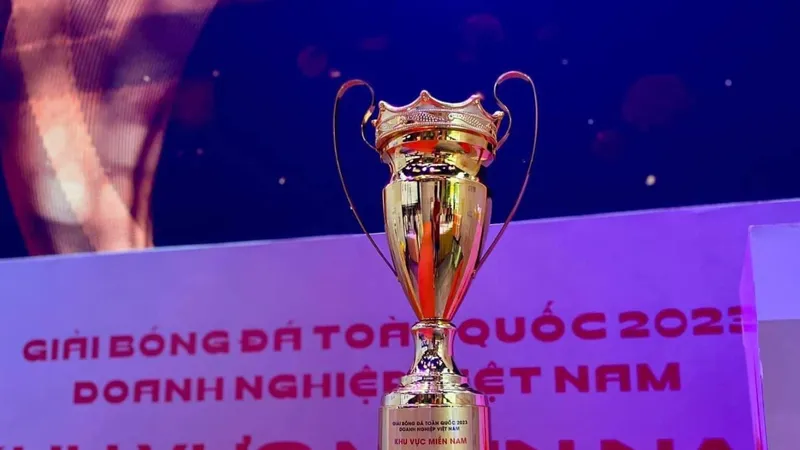 Cúp vô địch. Ảnh: ANH TRẦN