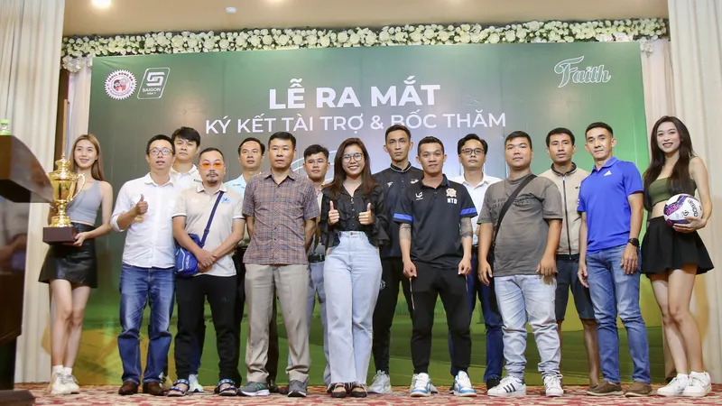 BTC Giải đấu chụp hình cùng Nhà tài trợ và đại diện các đội bóng