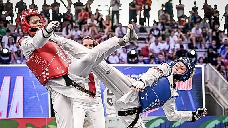 Một cú head-kick thương hiệu của Jade
