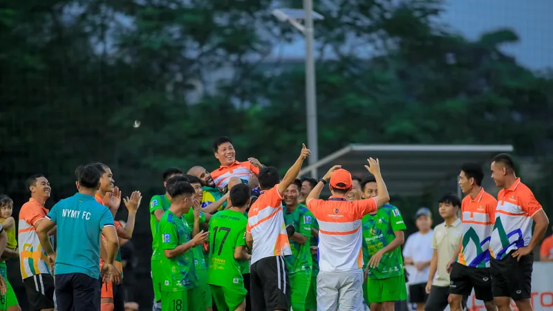 Coach Dũng Nghêu được các cầu thủ Nghiêm Phạm Holdings tung hô sau chiến thắng