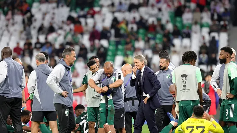 HLV Mancini và các học trò Saudi Arabia trước lượt sút luân lưu định mệnh