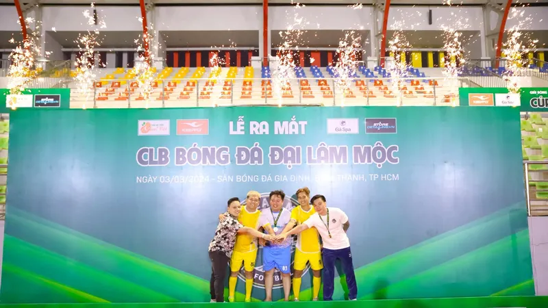 "Bầu" Lê Quý - Phan Tân - Hoàng Sơn - Công Huy và HLV Long Giang trong buổi lễ ra mắt CLB Đại Lâm Mộc. Ảnh: ĐOÀN NHẬT