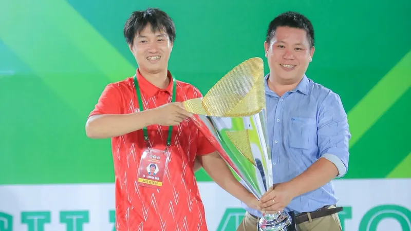 Bộ đôi Tuấn Anh gấu (phải) và Phú Gia Lai với chiếc cúp đầu tiên trong màu áo An Biên FC. Ảnh: LÊ ANH