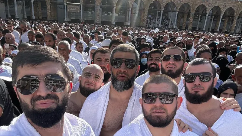 Là một tín đồ Hồi giáo ngoan đạo, Khabib (thứ 2 bên phải) luôn chủ trương "chân - thiện - mỹ", yêu thương gia đình và người xung quanh