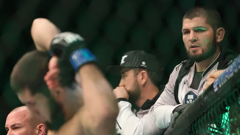 Khabib từng đứng góc đài và chỉ đạo cho Makhachev