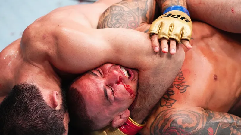 Makhachev và đòn siết cổ sát thủ